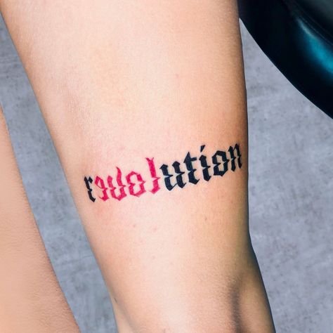 Revolution flash Tattoo gothic old english font by @harakirink on instagram Old English Lettering Tattoo, Red Font Tattoo, Old English Tattoo Women, Old English Tattoo Ideas, Red Lettering Tattoo, Old English Font Tattoo, Green Day Tattoo, Tattoo English, Above Knee Tattoo