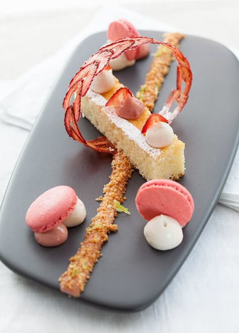 Dessert Fine Dining Plating, Strawberry Shortcake Plating, Plated Desserts Fine Dining Pastry Chef, Strawberry Shortcake Plated Dessert, Strawberry Plated Desserts, Plated Desserts Ideas Presentation, Gourmet Plating Food Presentation, Pastry Plating Ideas, Dessert Plate Presentation