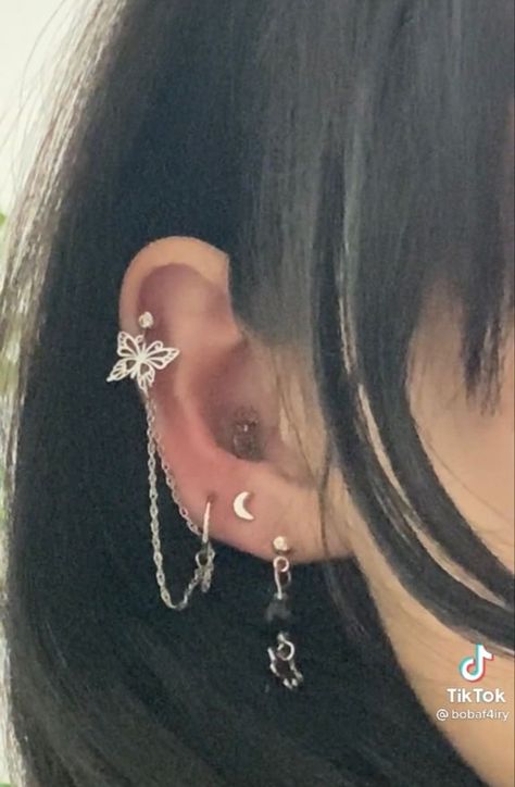 Cute Lobe Piercings, Aesthetic Conch Piercing, 4 Ear Piercings Ideas, 3 Lobe And Helix Piercing, Aesthetic Helix Piercing, Eat Piercings Aesthetic, Helix Piercing Aesthetic, Four Lobe Piercings, Helix Aesthetic