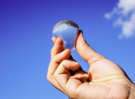 the start-up behind ooho!—a bubble that encircles drinking water in an edible membrane—have raised £400 K to bring their bottles to major UK events. Edible Water Bottle, Edible Packaging, Water Blob, Calcium Chloride, Water Packaging, Water Bubbles, New Inventions, Botol Air, Plastic Pollution