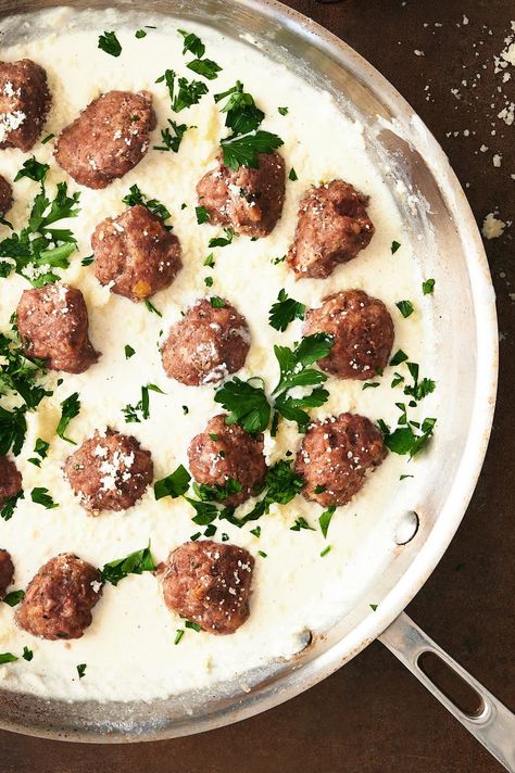 Meatballs In Alfredo Sauce, Alfredo And Meatballs, Meatballs With Alfredo Sauce, Meatball Alfredo, Meatball Dipping Sauce, Alfredo Meatballs, Keto Meatballs, Family Dinner Recipe, Creamy Alfredo Sauce