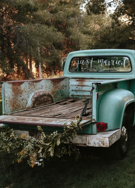 Vintage Trucks With Flowers, Getaway Truck Wedding, Wedding Truck Just Married, Wedding Pics With Old Trucks, Old Truck With Flowers, Just Married Truck Decorations, Old Truck Wedding Exit, Vintage Farm Truck, Wedding Getaway Truck