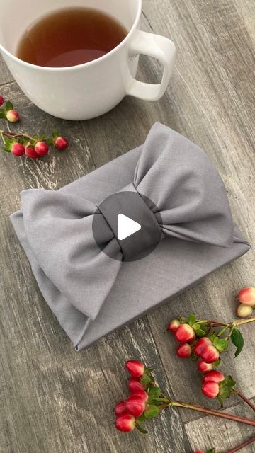 Gift Wrapping Ideas With Fabric, Cute Christmas Present Wrapping Ideas, Library Gift Ideas, Fabric Gift Wrap Christmas, How To Wrap Glasses As A Gift, Fabric Present Wrapping, Cloth Christmas Wrapping, Gift Wrap With Fabric, Gift Wrapping Fabric