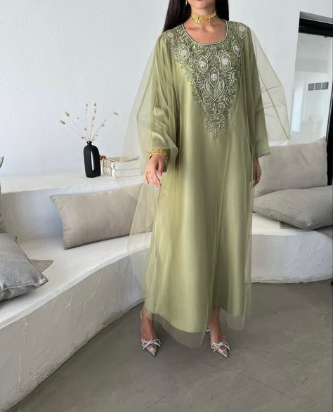 Jalabiya Arabic Dress, Shirt Dress Street Style, Jalabia Styles, Eid Outfit Ideas, Dress And Blouse, Eid Looks, Round Neck Dress, Long Dress Design, Dress Design Patterns