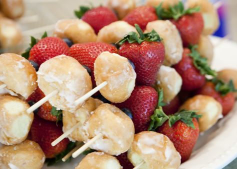 I like this idea. I think I would substitute mini cream puffs instead of the donut holes. Strawberries 'n Cream :) ~Ashley Birthday Breakfast Party, Donut Birthday Parties, Fruit Kabobs, Birthday Breakfast, Breakfast Party, Brownie Desserts, Baby Shower Brunch, Donut Holes, Birthday Brunch