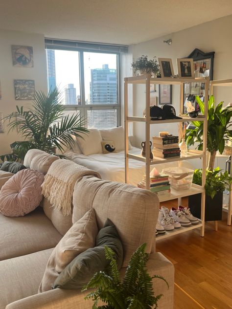 Cozy Studio Apartment, One Room Apartment, Studio Apartment Living, Studio Apartment Design, Deco Studio, Small Studio Apartment, Dream Apartment Decor, Future Apartment Decor, Apartment Layout