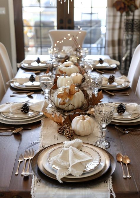 Modern Farmhouse Thanksgiving Decor, Elegant Fall Tablescape Ideas, Modern Thanksgiving Tablescapes, Gold Thanksgiving Table, Thanksgiving Tablescapes Elegant, Themed Tablescapes, Autumn Table Setting, Autumn Tablescapes, Rustic Thanksgiving Table