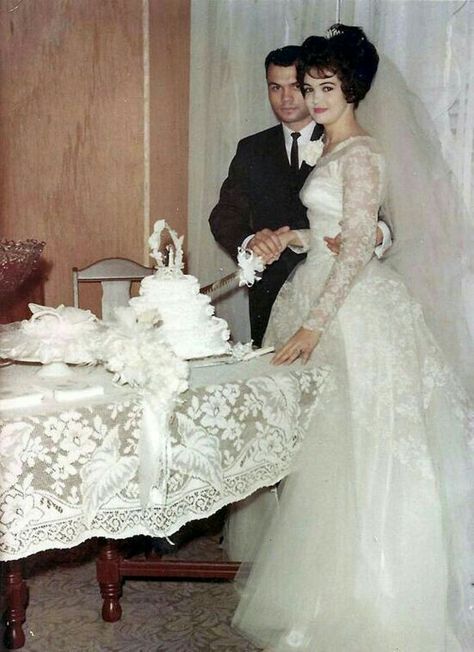 Vintage Wedding Pictures, Vintage Bridal Fashion, Vintage Wedding Cakes, 1960s Wedding, Vintage Wedding Gowns, Gowns Vintage, Vintage Wedding Photos, Vintage Brides, Vintage Wedding Dresses