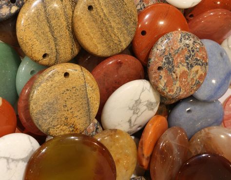 What To Make With Polished Rocks, Polished Rock Jewelry Diy, How To Make Jewelry From Rocks, Jewelry Making With Stones, Jewelry With Stones Ideas, Polished Stone Jewelry, How To Make Gemstone Jewelry, Things To Do With Polished Rocks, Rock Tumbling Jewelry