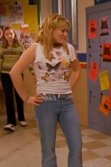 The 30 Most Iconic Outfits From Television Shows — Pop Culture TV Fashion Through the Years Early 2000s Tv Show Outfits, Iconic Tv Outfits, Tv Fashion Icons, 2000s Tv Show Outfits, 2010s Tv Show Outfits, Early 2000s Tv Shows, Claws Tv Show, Fashion Through The Years, 2000s Fashion Inspiration