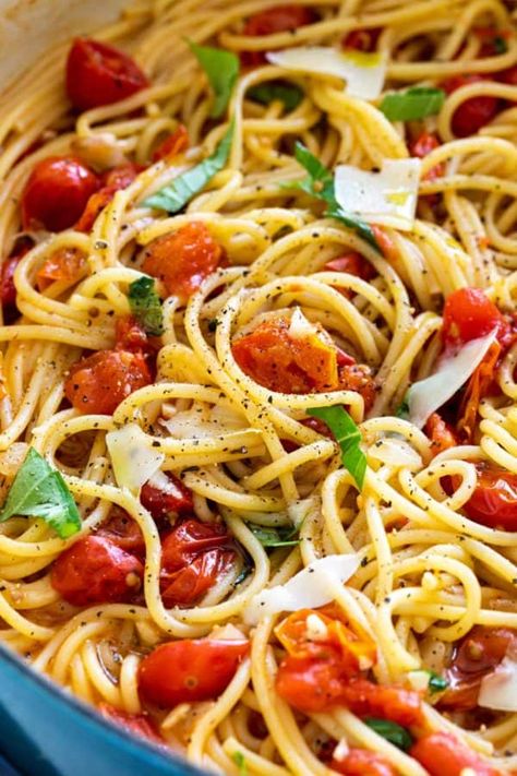 This one-pot pasta recipe combines spaghetti with ripe fresh tomatoes and herbs. It's an easy dinner to make any day of the week! #onepotpasta #pasta #tomatobasilpasta #italian Pasta Lemon, Cherry Recipe, One Pot Spaghetti, Squash And Ground Beef Recipes, Salad Aesthetic, Crockpot Recipes Healthy, Hair Drawing Reference, Wedding Hair With Cathedral Veil, Hair With Cathedral Veil