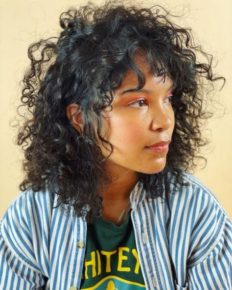 90's Inspired Curly Bangs and Layers Curly Haircuts Side Part, Curly Hair Side Part, Straight Lob, Long Layers With Bangs, Haircut Idea, Haircuts To Try, Curly Cuts, Bangs And Layers, Lob Styling