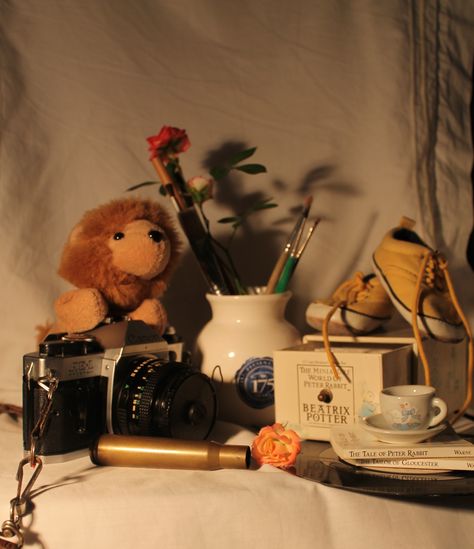 Still Life Vintage Photography, Still Life Photography Vintage, Interesting Still Life Compositions, Childhood Objects Photography, Unusual Still Life, Narrative Still Life Photography, Still Life Set Up Ideas, Still Life Art Reference, Still Life Set Up