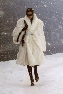 Fur Coat Aesthetic, Fur Coat Outfit, Russian Winter, Winter Fits, White Fur, Coat Outfits, Mode Inspo, Winter Aesthetic, Fur Fashion