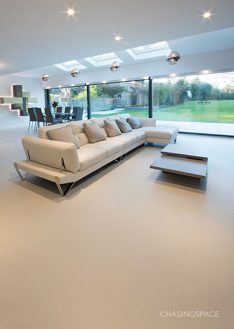 Resin Floor Living Room, Microcement Living Room Floor, Contemporary Flooring Ideas, House Flooring Tiles, Epoxy Floors In Home, Microcement Floor, Concrete Floors Living Room, Resin Floors, Epoxy Resin Flooring