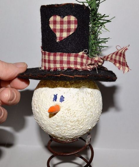 "Rusty" - The Old Bed Spring Snowman | Hometalk Spring Snowman, Rusty Bed Springs, Old Bed Springs, Bed Spring Crafts, Bed Spring, Crafty Morning, Deco Mesh Christmas Wreaths, Old Beds, Snowman Hat