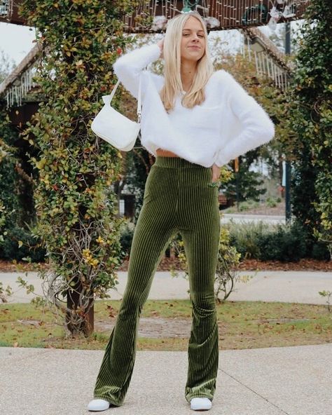 Green Velvet Flare Pants Outfit, Velvet Flare Pants Outfit Winter, Green Velvet Pants Outfits, Flare Pants Outfit Winter, Green Flare Pants Outfit, Velvet Flare Pants Outfit, Bell Bottom Pants Outfit, Green Velvet Pants, Flare Pants Outfit