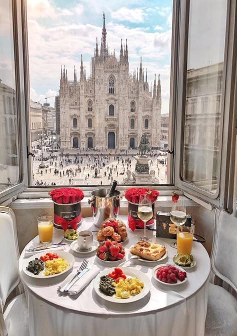 Italian Pizza, Luxury Lifestyle Dreams, Luxury Aesthetic, Romantic Dinners, Diy Life, Milan Italy, Beautiful Places To Travel, Dream Destinations, Luxury Life