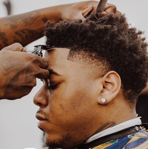 Celebrity Personal Barber on Instagram: “🐐💧 @atlanticrecords @dke_author ✂️ What’s Hannenin Video Shoot🎥 #miamibarber #barbershopconnect #andis #curlsponge #viral #explorepage #art…” Black Barbershop Aesthetic, Barber Photoshoot Ideas, Barber Images, Barber Aesthetic, Barber Branding, Barber Photo, Barber Pictures, Healthy Masculine, Bs Logo