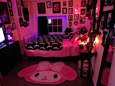 Gloomy Bear Room Decor, Draculaura Bedroom Aesthetic, Emo Y2k Bedroom, Black And Pink Goth Room, Yk2 Room Ideas, Trashy Y2k Aesthetic Room, Halloween Inspired Bedroom, Egirl Bedroom Decor, Goth Dorm Room Ideas