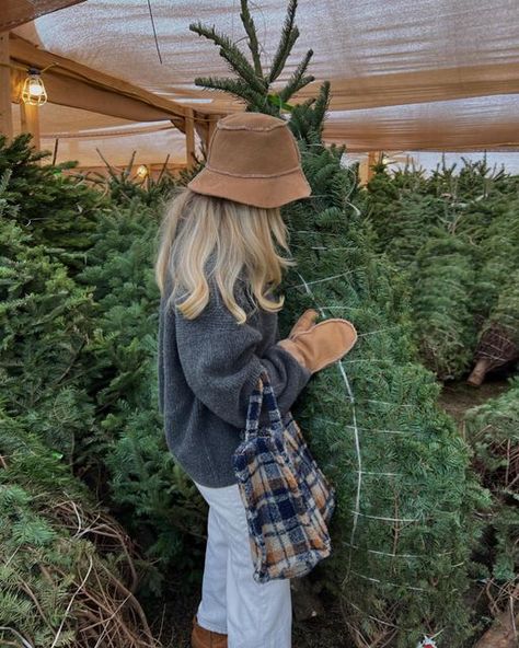 Christmas Tree Farm Pictures, Christmas Tree Shopping, Winter Mood Board, Room Decor Tips, Christmas Tree Lots, Winter Bedroom, Christmas Dreaming, Farm Clothes, Winter Mood