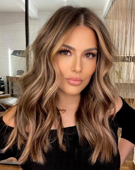 35 Gorgeous Fall Hair Colors Trending for Autumn 2023 Caramel Money Pieces On Dark Hair, Chriselle Selling Sunset Hair, Mom Fits, Honey Brown Hair, Fall Hair Color Trends, Hair Color Caramel, Brunette Hair With Highlights, Caramel Hair, Brunette Balayage Hair