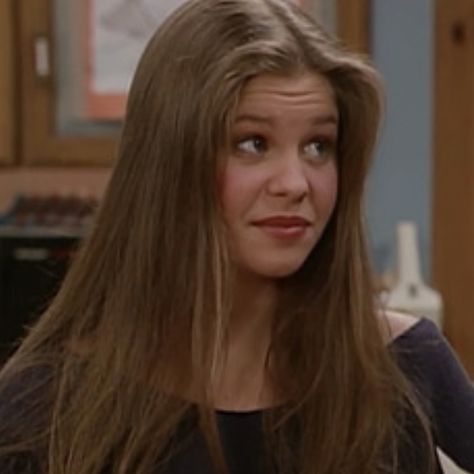 Dj Tanner Long Hair, Dj Full House Hair, Dj Tanner Icons, Full House Hairstyles, Dj Tanner Aesthetic, Dj Tanner Hair, 90s Face Claims, Dj Tanner Outfit, Dj Tanner Fuller House