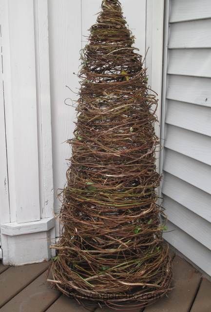 Honeysuckle tomato cage tree, by Scavenger Chic, featured on Funky Junk Interiors Tomato Cage Crafts, Vine Tree, Grapevine Tree, Grapevine Christmas, Tomato Cage Christmas Tree, Honeysuckle Vine, Christmas Tree Pictures, How To Make Christmas Tree, Wreaths Christmas