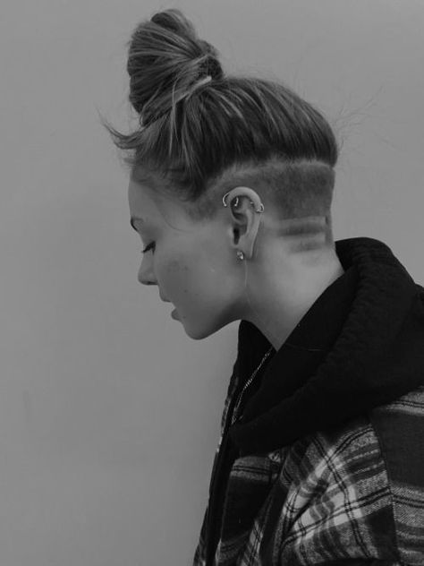 Shornnape Undercut, Lesbian Hair, Lesbian Haircut, Undercut Hairstyles Women, Undercut Long Hair, Half Shaved Hair, Half Shaved, Short Hair Undercut, Undercut Hairstyles