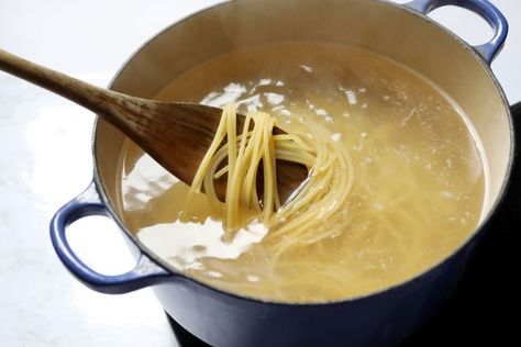 How To Keep Pasta From Sticking Pasta Sticks, Cooking Fresh Pasta, Spaghetti Night, Pasta Macaroni, Boiling Pasta, How To Make Spaghetti, Cooking Pasta, Pasta Bar, Pasta Night