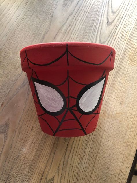 Spider Man Plant Pot, Painted Terra Cotta Pots Ideas Design, Painting Ideas On Pots, Plant Pot Ideas Diy, Spider Man Gift Ideas, Cute Painted Pots, Hand Painted Pots Diy, Paint On Hands, Painting Pots Ideas