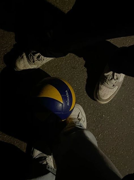 Dark Volleyball Aesthetic, Male Volleyball Aesthetic, Volleyball Boys Aesthetic, Volleyball At Night, Volleyball Pfp, Male Volleyball, Volleyball Vibes, Night Volleyball, Volleyball Boys