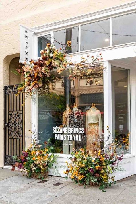 Parisian Store Interior, Sezane Store Interior, Spring Store Displays, Sezane Store, Storefront Installation, Boutique Store Front Ideas, Anthropologie Window Display, Boutique Store Front, Boutique Window Displays