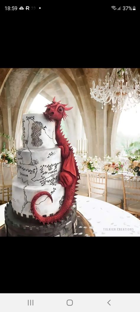 Dragon Wedding Cake, Middle Earth Wedding, Board Game Wedding, Glamorous Wedding Cakes, King Dragon, Tangled Wedding, Lotr Wedding, Dragon Cakes, Dragon Wedding