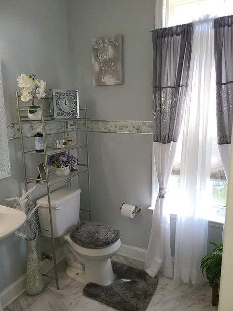 Silver Bathroom Decor Ideas, Gray Apartment, Teen Bathroom, Silver Bathroom Decor, Simple Small Bathroom, Bathroom Things, Simple Small Bathroom Ideas, Apartment Decorating For Couples, Cottage House Interior