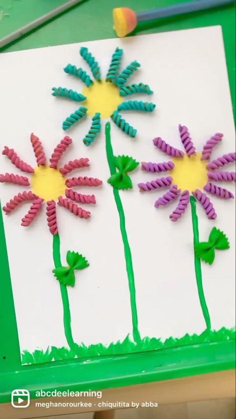 Spring Arts And Crafts, Toddler Arts And Crafts, Preschool Arts And Crafts, Spring Crafts For Kids, Preschool Art Activities, Flower Craft, Easter Decorations Dollar Store, Kindergarten Crafts, Daycare Crafts