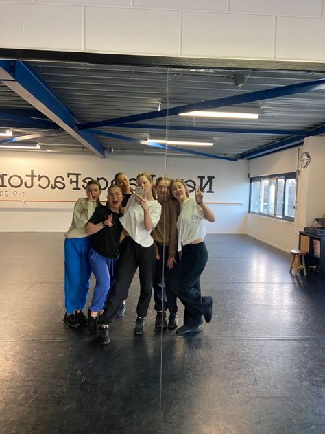 aesthetic dance team friends Cheer Dance Aesthetic, Julliard School Aesthetic Dance, Dance College Aesthetic, Performing Arts School Aesthetic, School Dance Team Aesthetic, Dance Team High School, College Dance Team Aesthetic, High School Dance Team Aesthetic, Dance Friends Aesthetic