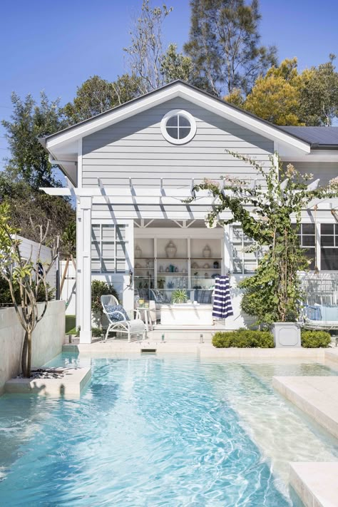 Hamptons style swimming pool and pergola Update Backyard, Hamptons Style Pool, Hamptons House Exterior, Backyard Oasis Ideas Swimming Pools, Backyard Oasis On A Budget, Hamptons Beach House, Hamptons Style Homes, Small Bungalow, Backyard Oasis Ideas