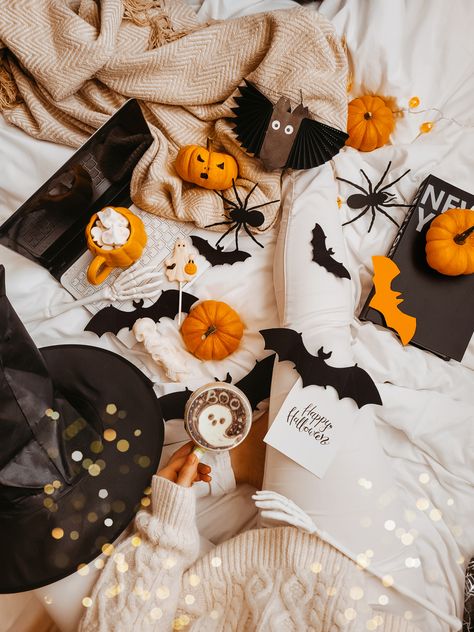 Halloween Decorations Indoor Apartment, Halloween Flatlay, Apartment Halloween Decorations, Apartment Halloween Decor, Halloween Decor Aesthetic, Cozy Halloween Aesthetic, Fall Flatlay, Halloween Mood Board, Halloween Indoor Decorations