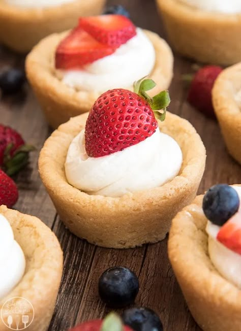 Fruit Pizza Cups Mini, Cheesecake Sugar Cookie Cups, Fruit Pizza Cups, Patriotic Fruit Pizza, Sugar Cookie Cheesecake, Fruit Pizza Designs, Fruit Pizza Sugar Cookie Recipe, Fruit Sugar Cookies, Fruit Pizzas