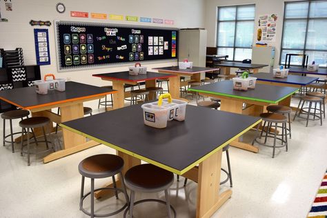 Art Room Layout, Art Room Furniture, Art Room Design, School Art Room, Art Classroom Organization, Art Room Organization, Art Teacher Ideas, Art Classroom Ideas, Art Classroom Management