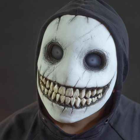 New creepy smiley mask. #mask #helloween #cosplay #ukrainecosplay Scary Mask Ideas, Creepy Mask Aesthetic, Scary Mask Design, Mask Design Concept, Halloween Mask Ideas, Weird Masks, Mascara Halloween, Smiley Mask, Mask Design Ideas