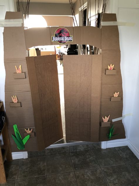 Jurassic Park Archway Diy, Jurassic Park Photo Booth, Jurrasic Park Birthday Party Decor, Diy Jurassic Park Gate, Jurassic Park Gate Entrance Diy, Halloween Jurassic Park, Homecoming Hallways, Jurassic Park Gate, Candy Land Decor