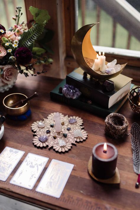 Tarot Altar Set Up, Tarot Display Ideas, Tarot Card Display Ideas, Discreet Altar Ideas, Tarot Altar Ideas, Tarot Table Set Up, Alter Set Up Ideas, Simple Altar Ideas, Tarot Setup