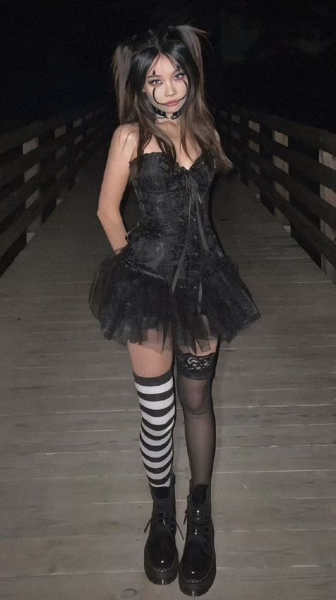 Black Halloween Costume Ideas Women, Skeleton Costume Aesthetic Outfit, Black White Halloween Costume, Hot Black Halloween Costumes, Scary Baddie Halloween Costumes, Costumes With A Black Corset, Hot Scary Costumes, Hot Goth Halloween Costume, Women Clown Halloween Costume