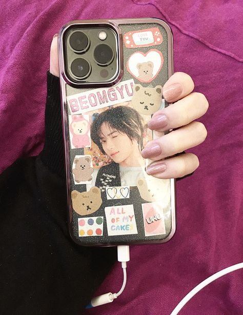 iPhone 13 pro max with clear phone case photocard of beomgyu from TXT with stickers of bears and colorful words How To Decorate Your Phone, How To Decorate Phone Case, Decorate Phone Case, Phone Case Deco, Tech 9, Clear Phone Case Design, Kpop Phone Cases, Diy Phone Case Design, Creative Iphone Case