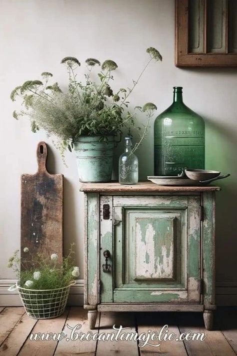 Ruangan Studio, Koti Diy, Rustic Vintage Decor, French Country Cottage, Green Decor, French Decor, French Country Decorating, Wall Tile, Cottage Decor