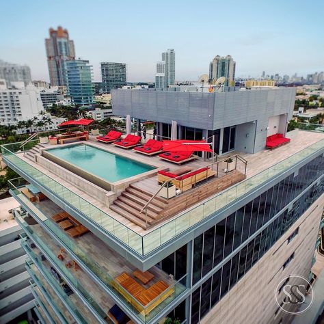 Penthouse Landscape Design, Mechanical Penthouse Architecture, Penthouse Swimming Pool, Rooftop Pool Design, Penthouse Roof, Beach House Deck, Rooftop Penthouse, Apartment With Pool, Roof Pool