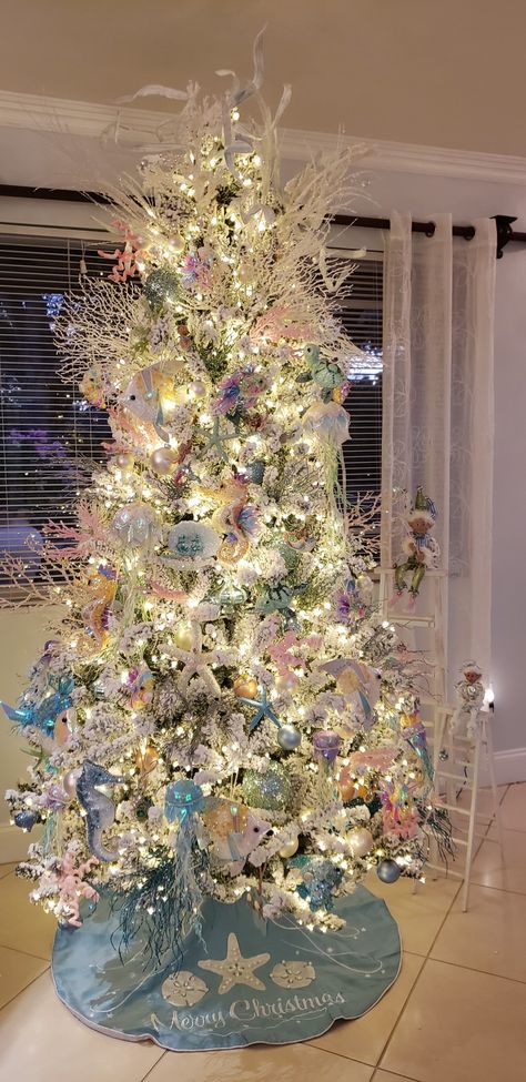 Sea Christmas Tree, Christmas Tree Inspiration White, Under The Sea Christmas, Beach Theme Christmas, Tropical Christmas Trees, Beachy Christmas Tree, Ocean Christmas, Beach Christmas Tree, Beach Christmas Trees