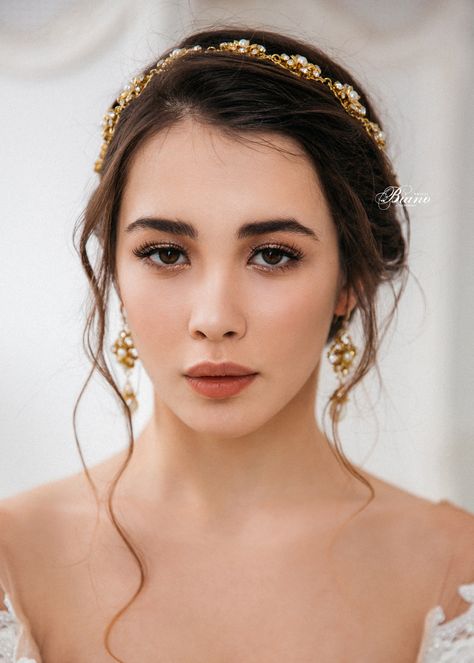 Long Earrings Wedding, Wedding Headpiece Vintage, Simple Bridal Jewelry, Long Bridal Earrings, Bridal Statement Earrings, Vintage Gold Earrings, Bridal Makeup Natural, Crystal Bridal Earrings, Braut Make-up